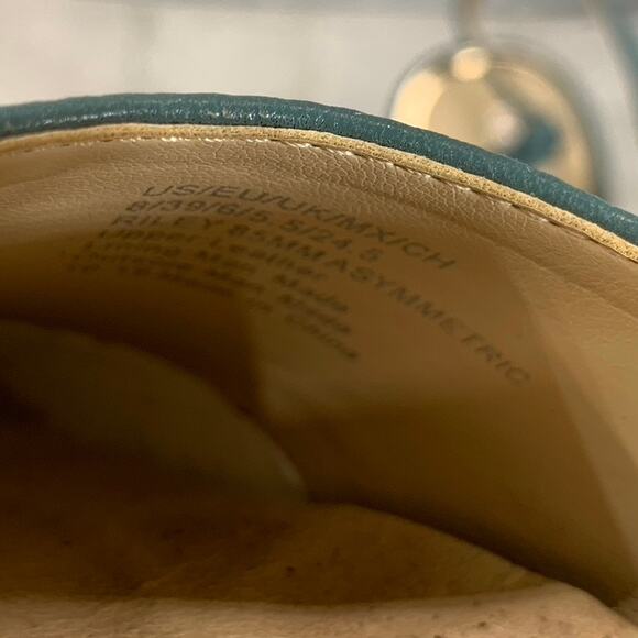 KENNETH COLE NEW YORK Women's Sea Green Leather Riley 85 Asymmetrical Pumps SZ 8 - Picture 7 of 7